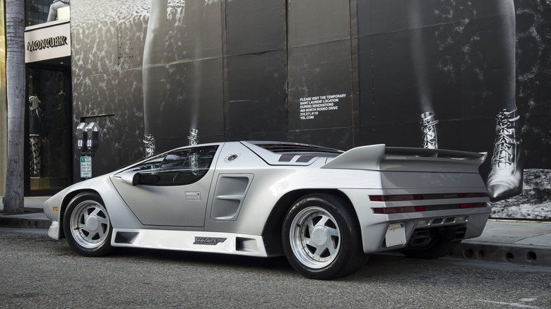 Silver Vector W8 припаркован на улице перед магазином