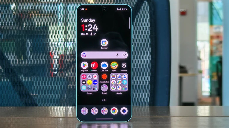 OnePlus 15R стоит вертикально на столе