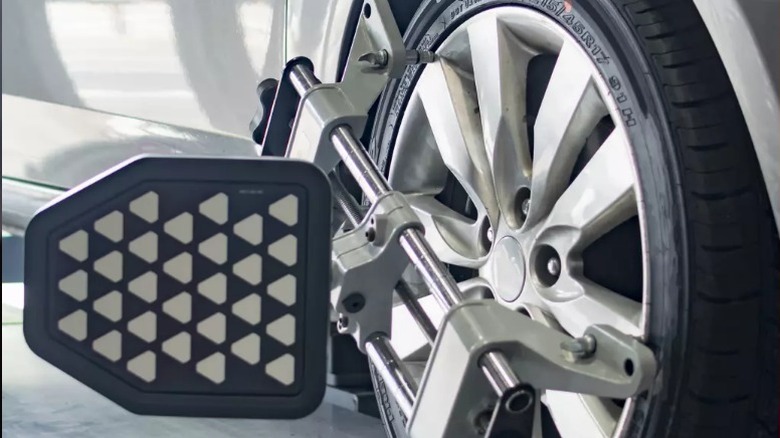 Шина с установленным приспособлением для выравнивания