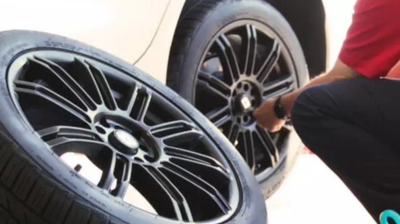 Человек, заменяющий шину