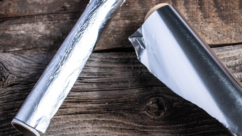 алюминиевая фольга на столе