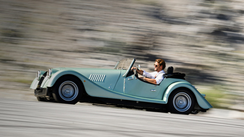 Morgan Plus Four 2020 года движется на скорости, вид слева