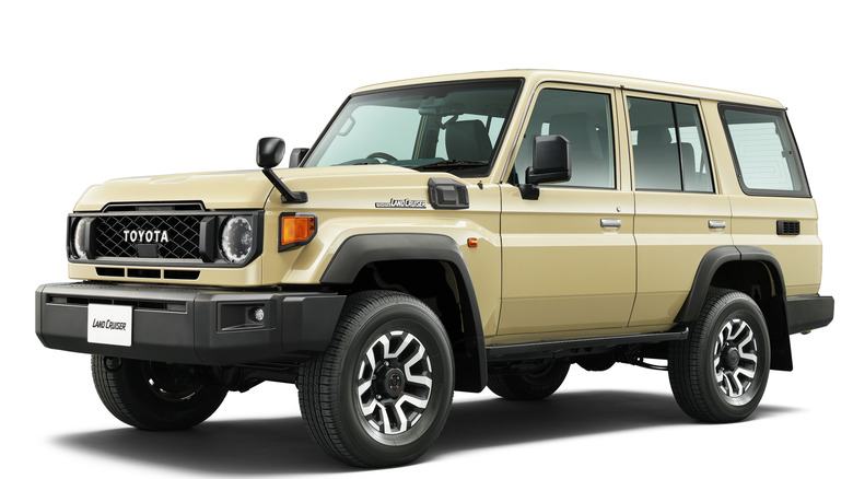 Toyota Land Cruiser J70 2024 года на белом фоне, вид в 3/4 спереди слева