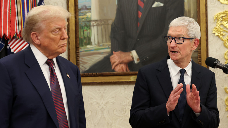 Тим Кук говорит, а президент США Дональд Трамп наблюдает за мероприятием в Овальном кабинете