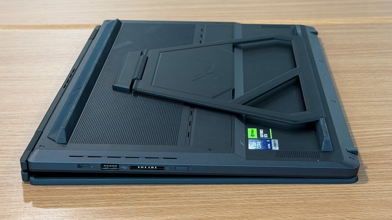 Подставка Asus ROG Zephyrus Duo.