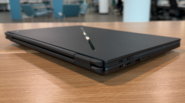 Asus ROG Zephyrus Duo на столе