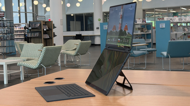 Asus ROG Zephyrus Duo на столе.