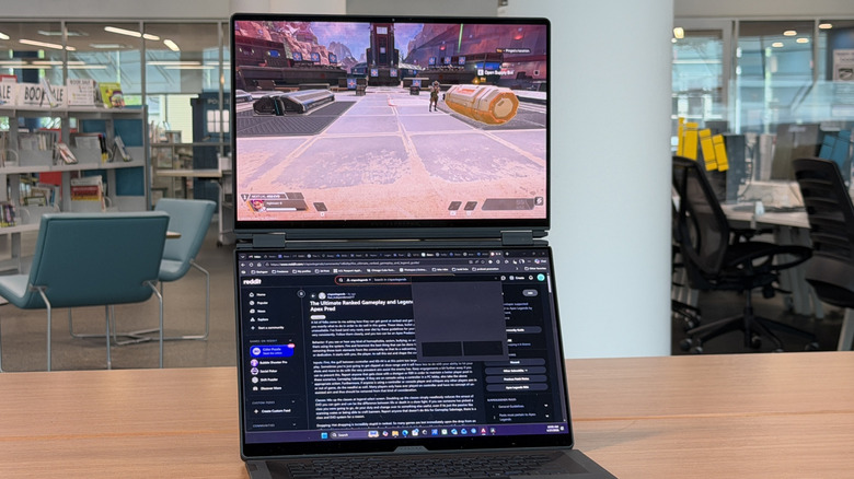 Asus ROG Zephyrus Duo на столе