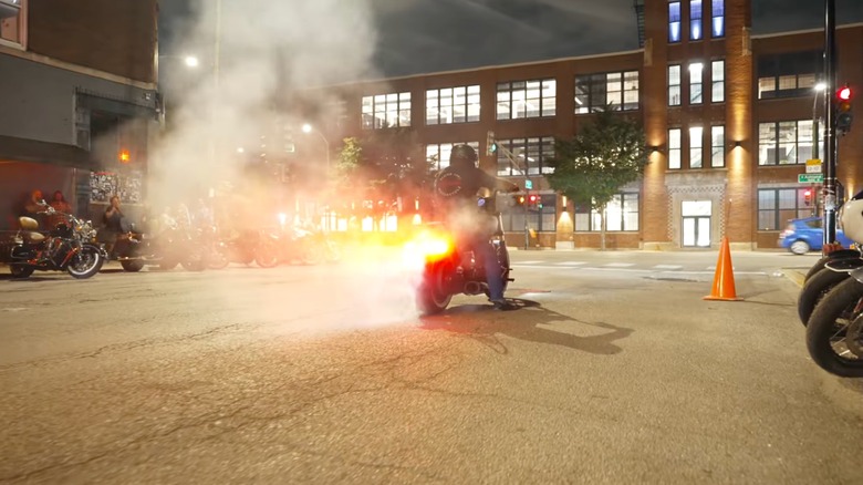 Байкер сжигает резину во время Мотоблота, на глазах у остальных
