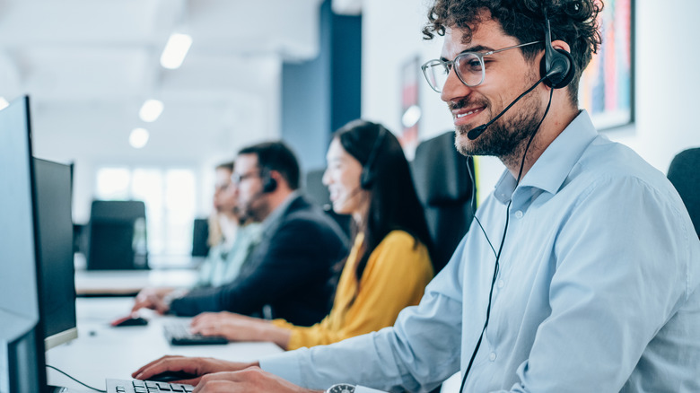 Ряд агентов по обслуживанию клиентов, принимающих звонки от клиентов