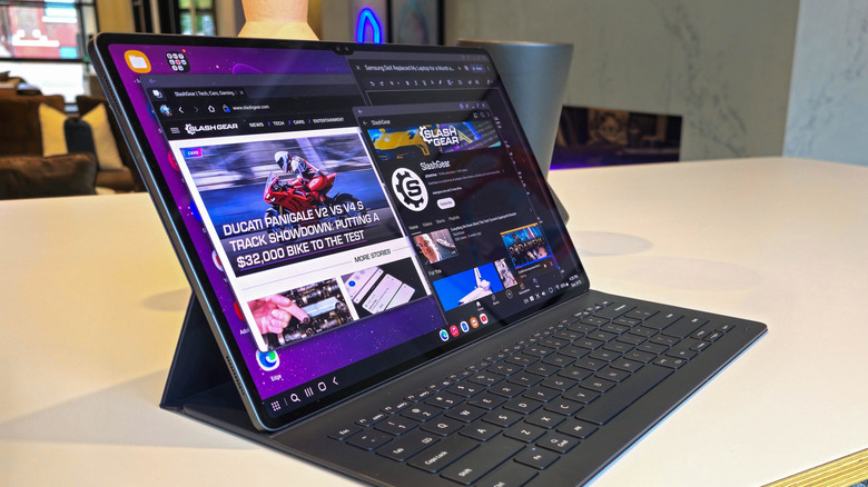 Планшет Samsung Galaxy Tab S9 Ultra лежит на столе