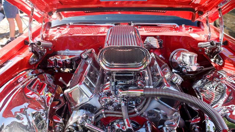 Мощный двигатель V8 в кастомизированном шоу-каре.