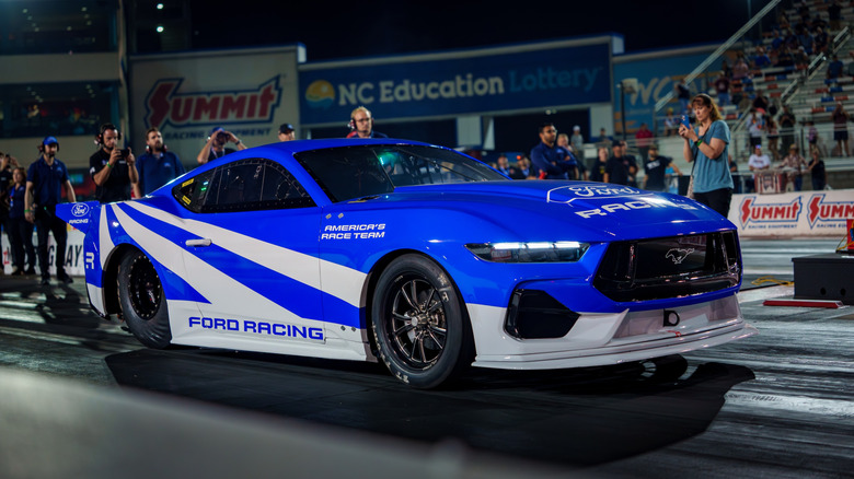 Ford Mustang Cobra Jet 2200 стартует на дрэг-стрипе.