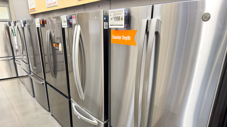 3-дверные холодильники из нержавеющей стали на выставке в магазине Home Depot