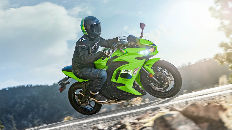 Kawasaki Ninja 650 на скорости проходит поворот