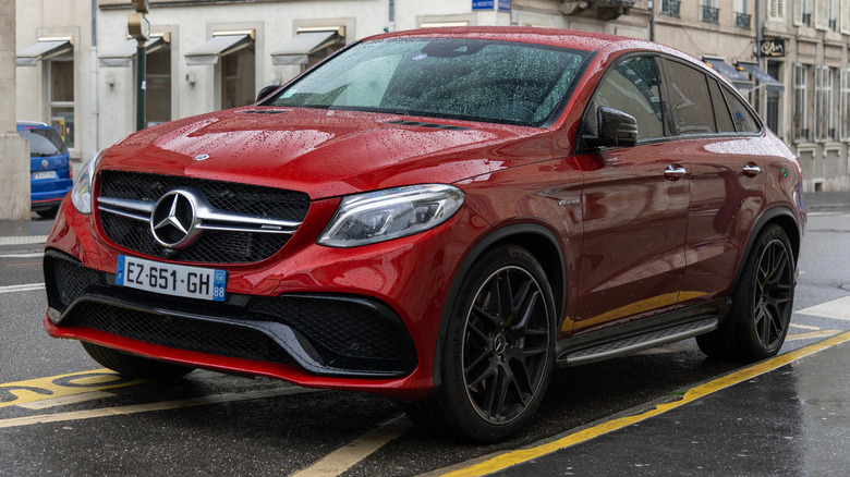Красный Mercedes GLE Coupe 2020 года выпуска, припаркованный в городском районе Франции.