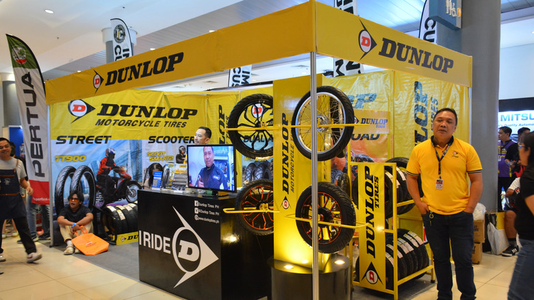 Стенд мотоциклов Dunlop на выставке