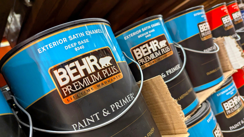 Ведра с краской Behr на полке Home Depot