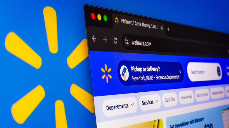 домашняя страница интернет-магазина Walmart на экране компьютера перед большим логотипом Walmart