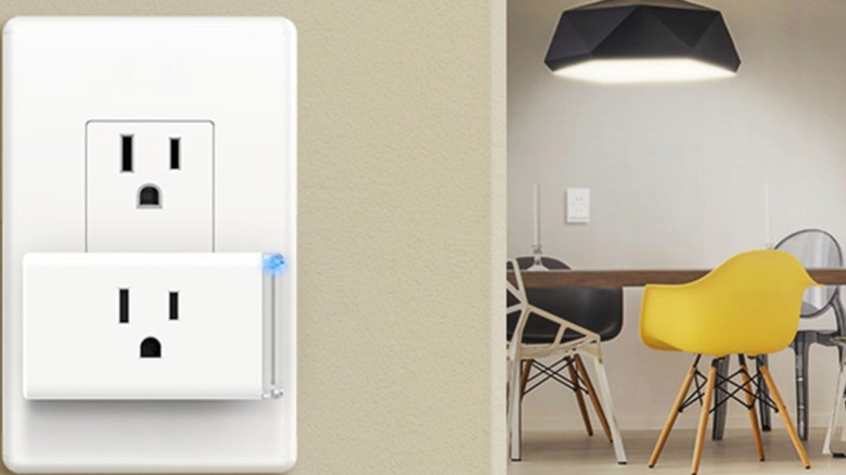 TP-Link/Kasa EP25 Smart Plug Slim подключен к домашней розетке