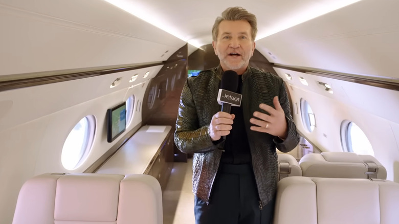 Роберт Херьявец проводит экскурсию по своему частному самолету G550