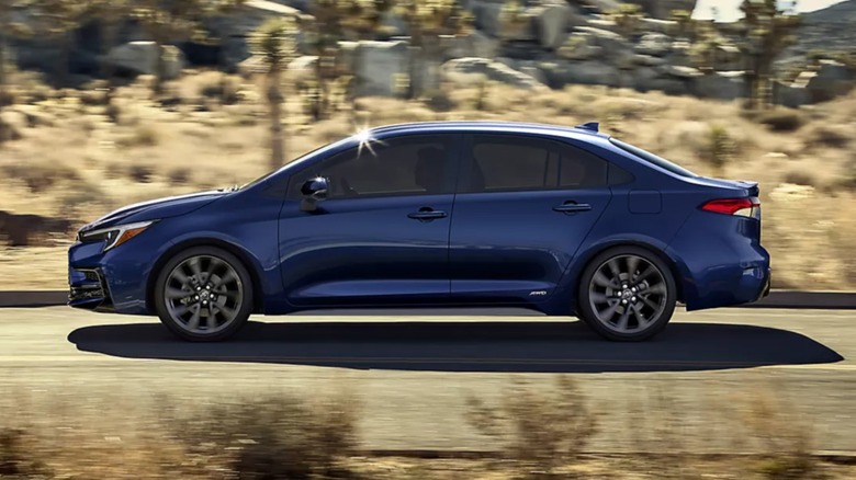 Синяя Toyota Corolla едет по пустынной дороге