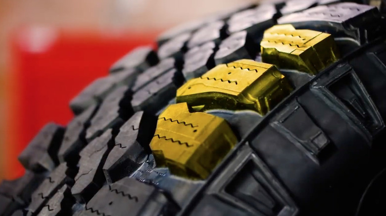 Крупный план выделенного участка протектора шины Goodyear Wrangler Duratrac.