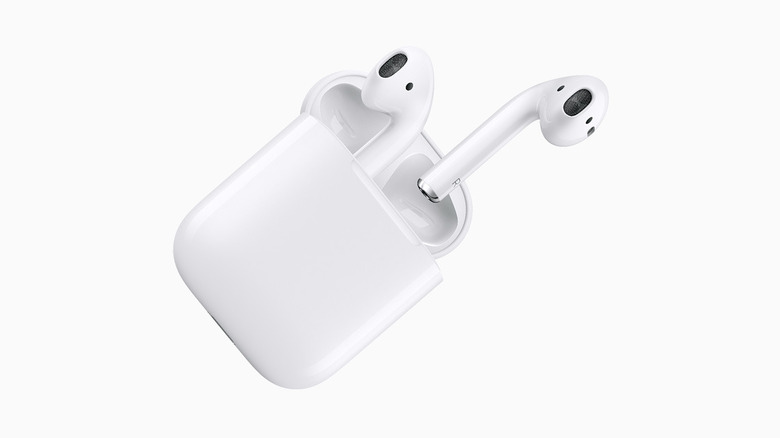 Оригинальные AirPods на белом фоне