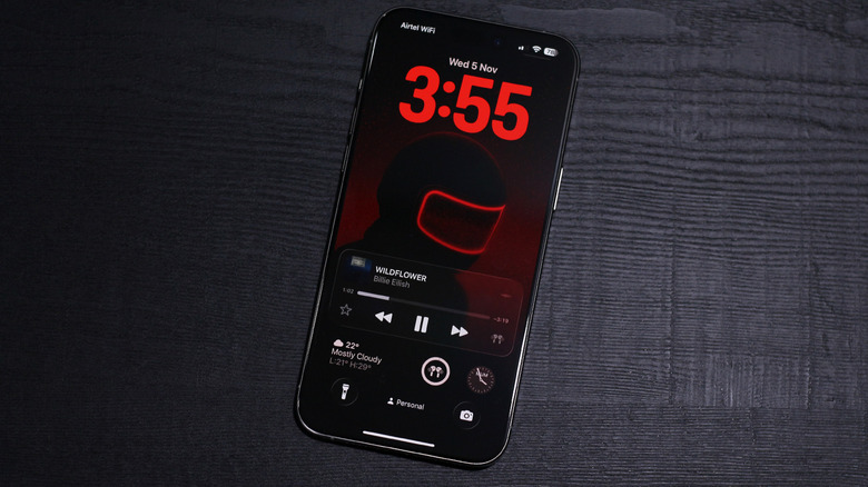 Экран блокировки iOS 26 с воспроизведением музыки