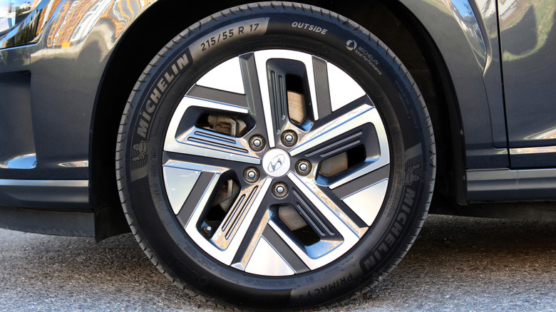 Комплект шин Michelin, установленный на Hyundai Kona Electric первого поколения.