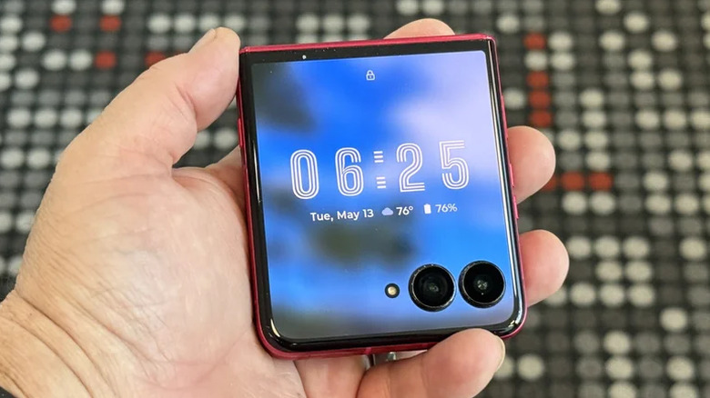 Человек, держащий Motorola Razr Ultra в перевернутом состоянии