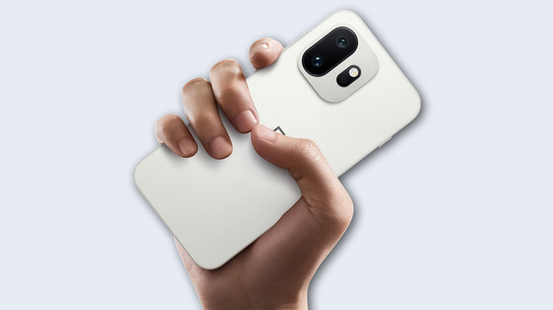 Рука, держащая OnePlus 15T