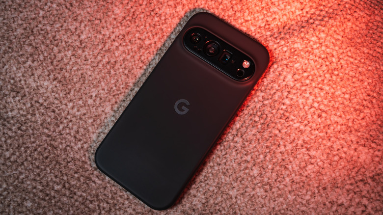 Смартфон Pixel 10 Pro на текстурированной тканевой поверхности