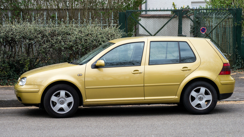 VW Golf Mk4 припаркован на улице