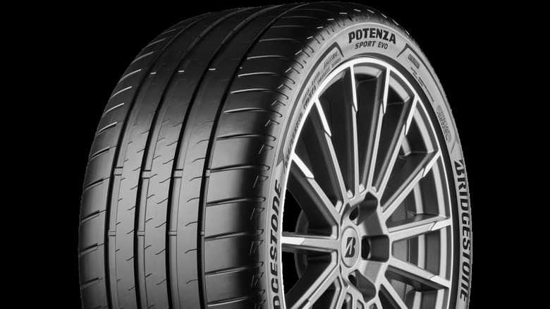 Крупным планом боковина и протектор шины Bridgestone Potenza Sport Evo, установленные на колесе