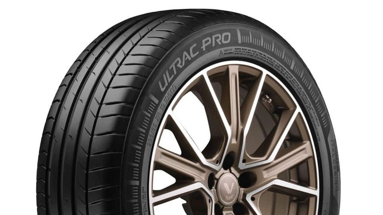 Крупным планом боковина и протектор шины Vredestein Ultrac Pro, установленные на колесе