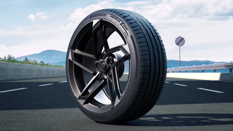 Шина Hankook Ventus Evo, установленная на колесе, на фоне испытательной трассы