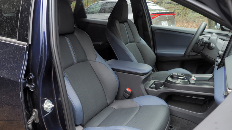 Передняя кабина Subaru Solterra 2026 года.