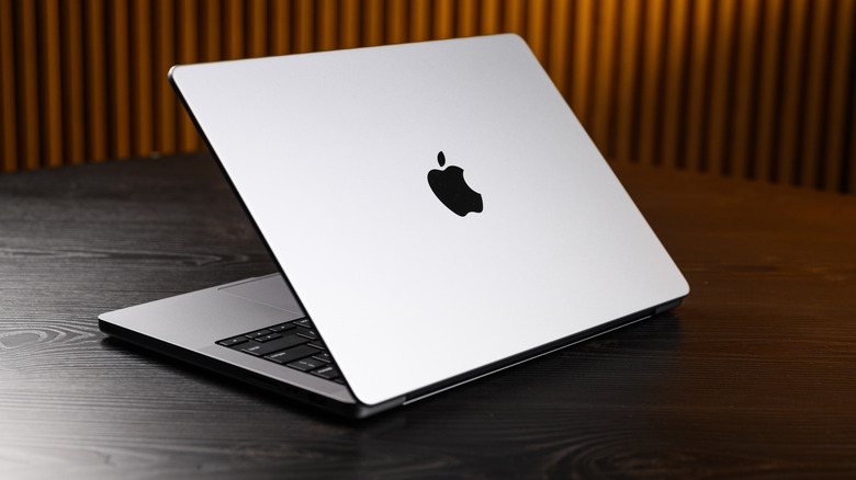 Apple M2 MacBook Pro позирует на столе