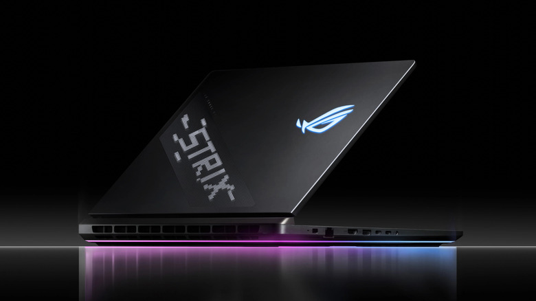 ASUS ROG Strix Scar 18 выпуска 2025 года на цифровом черном фоне