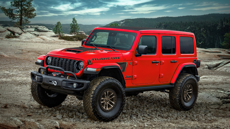 Красный Jeep Wrangler Rubicon 392 2024 года на возвышенном скалистом ландшафте