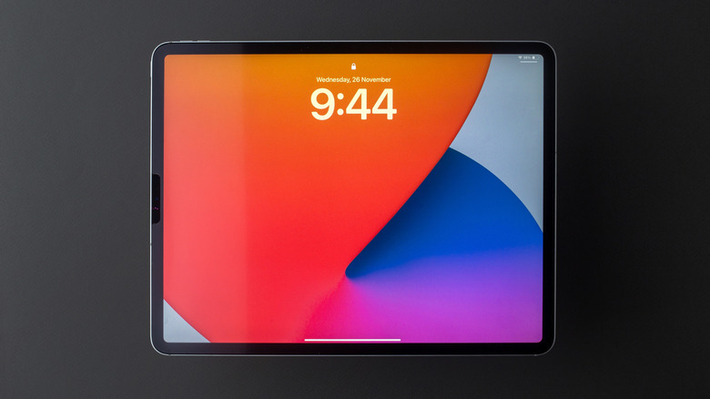 iPad Pro на черном фоне