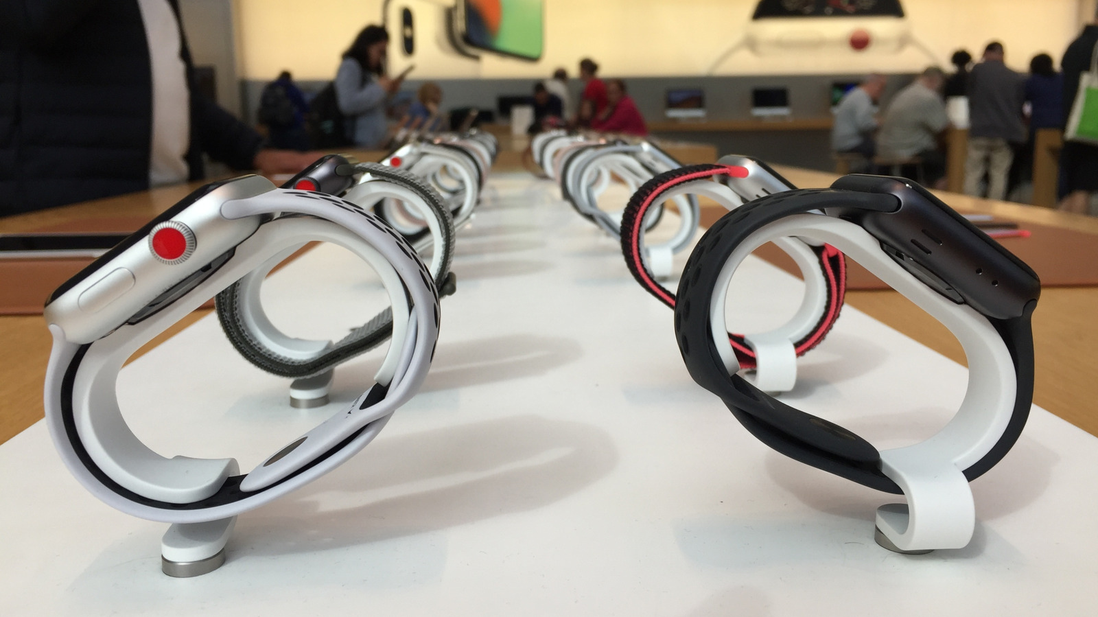 Почему только некоторые часы Apple Watch имеют красное кольцо на цифровой заводной головке