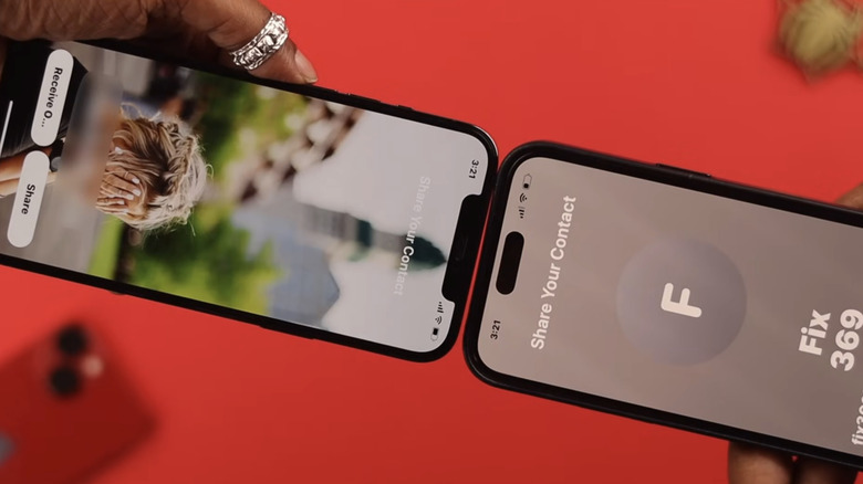 два iPhone с функцией NameDrop