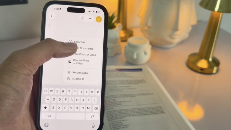 человек сканирует с помощью iPhone Notes