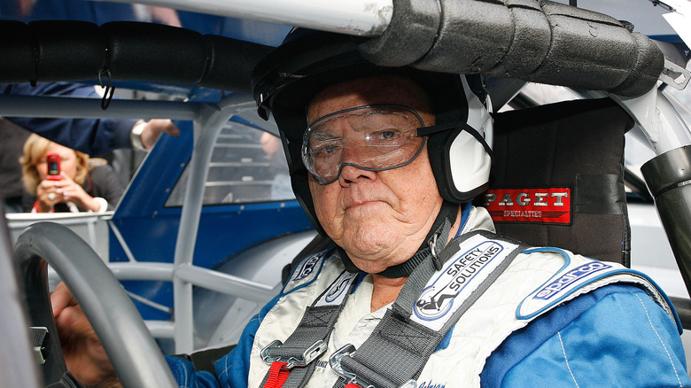 Джуниор Джонсон готовится к участию в гонке NASCAR Legends