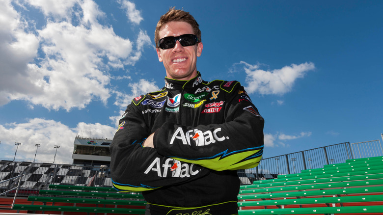 Карл Эдвардс позирует перед гонкой NASCAR
