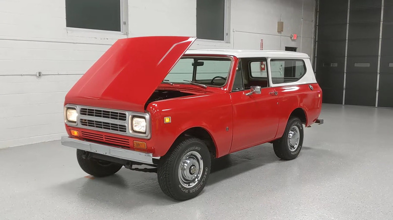 Вид на красный International Harvester Scout II 1980 года выпуска.