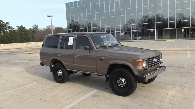 Вид сбоку на Toyota Land Cruiser 1986 года выпуска.