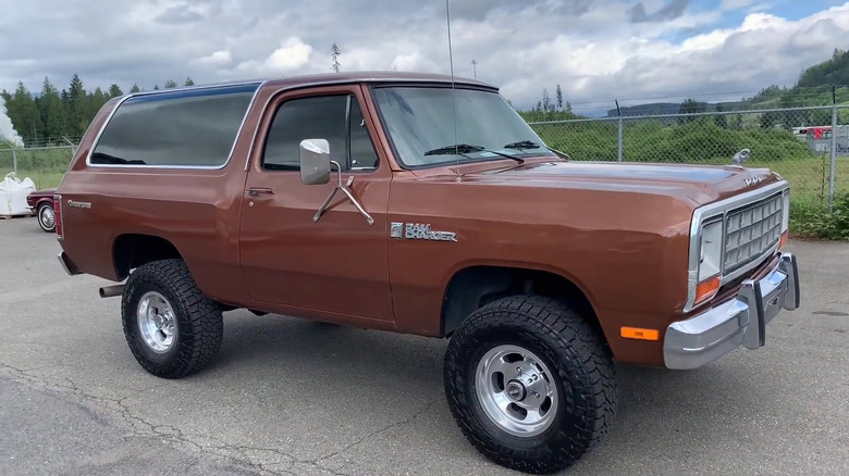 Вид сбоку Dodge Ramcharger 1984 года выпуска.